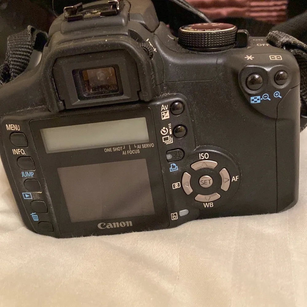 Canon Digital REBEL EOS XT camera with travel bag battery charger USB chord